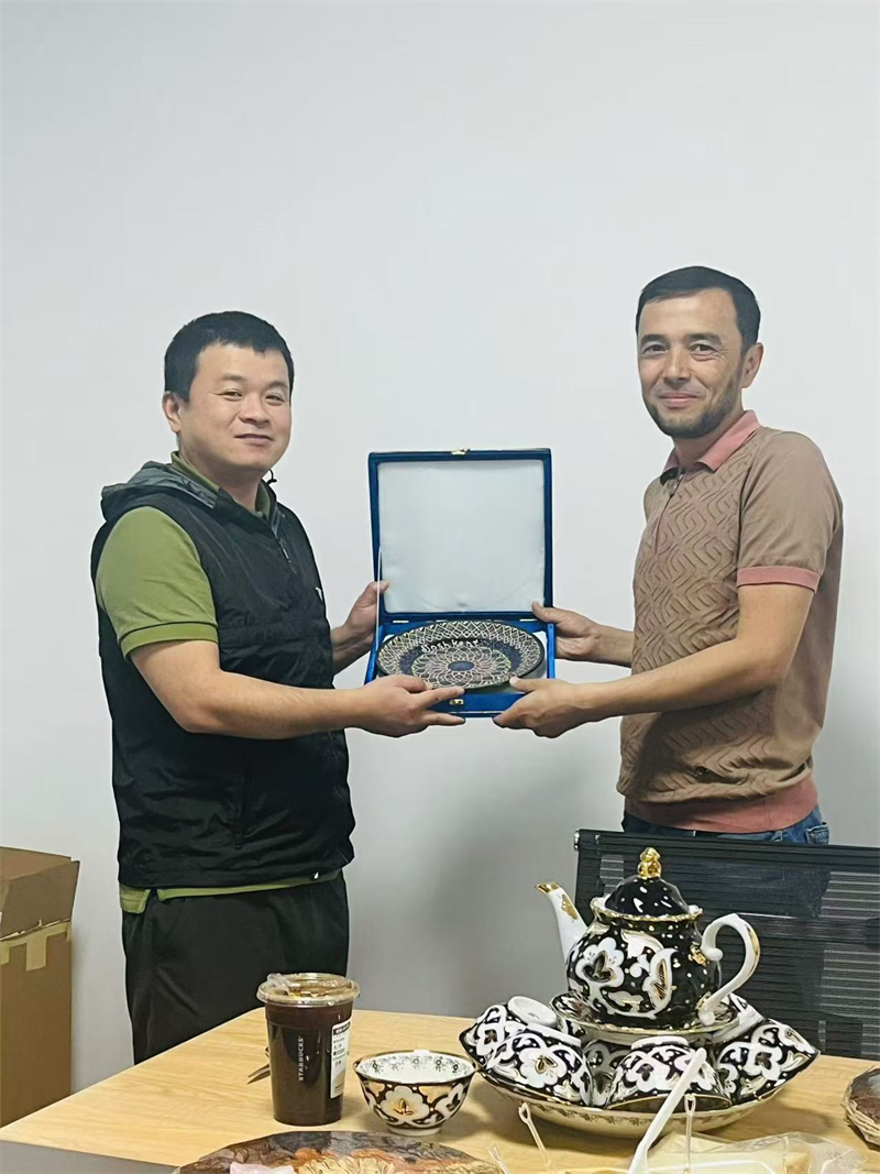 بازرگانان خارج از کشور برای شروع سفر جدید صادرات خودرو از شرکت ما بازدید کردند